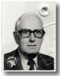 Fotografía de Amancio Prada que aparece en su pasaporte.