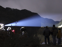Un foco ilumina tres kil�metros do can�n do Tera, por onde fai 50 anos baixaron as augas  despois de que a presa reventara, o que rematou coa vida dos 144 veci�os de Ribadelago, os actuais  moradores lembran hoxe  a traxedia. EFE