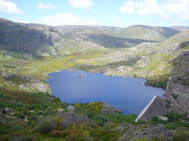 Presa de Vega de Tera, realizada por Moncabril y que se vino abajo en enero del 1959. Murieron 144 personas.