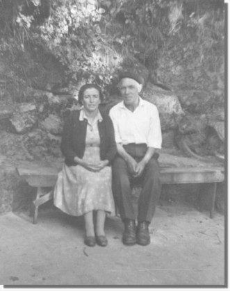 Obdulia Paradelo (hoxe 91 anos) e o seu home no pobo de Alberguer�a polos anos cincuenta.