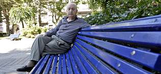 Fotograf�a de V�ctor Campio no Parque de San Lazaro. Ourense. Foptografo: Santi M. Amil.