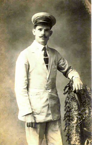 En la fotograf�a Victorino con el uniforme de ch�fer, en Cuba.