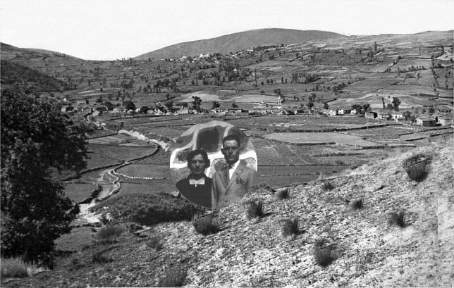 Victorino y Artemia con fondo el pueblo de Alberguer�a en 1940.