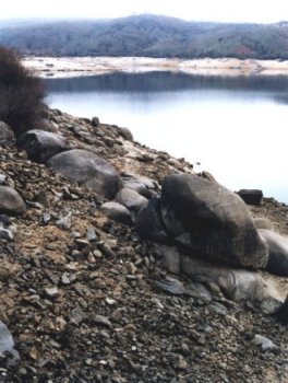 Outra vista do encoro. Debaixo a Alberguer�a.
