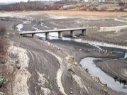 A cola do encoro en A Veiga, sin auga. Ponte antigua.